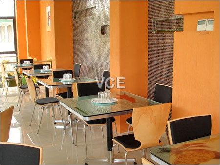 रेस्तरां की कुर्सियाँ और टेबल