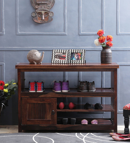 वुडस्टुक द्वारा वॉलनट फ़िनिश में हैंडक्राफ़्टेड शू रैक