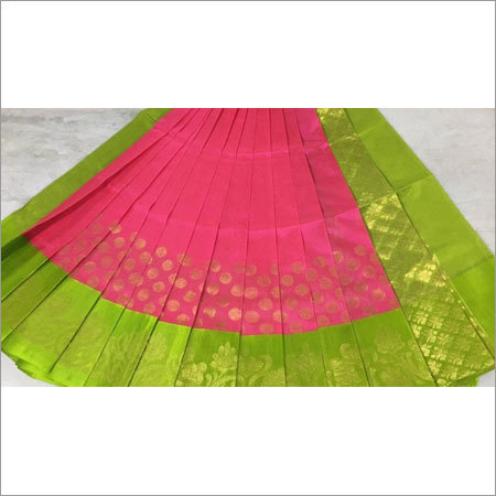 महिलाओं की रेशमी साड़ी