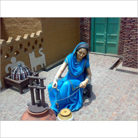 लड़की मदनी से लस्सी बना रही है