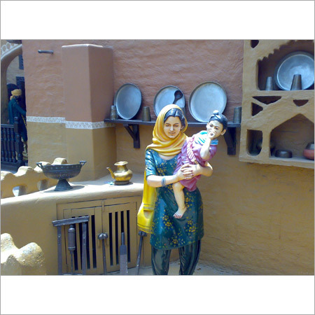 माँ ने रसोई में अपने बच्चे को गोद में लिया।