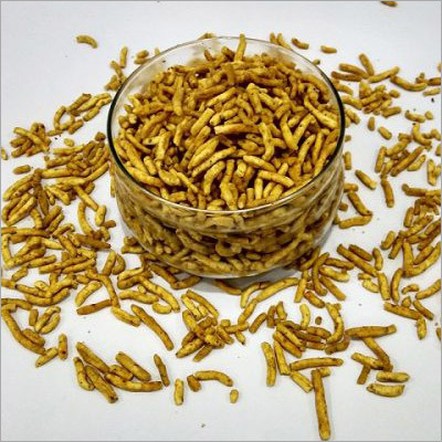 रतलामी सेव एक स्वादिष्ट और कुरकुरी स्नैक है। यह विभिन्न मसालों के साथ बनाया जाता है जो इसे एक अनूठा स्वाद प्रदान करते हैं। इसको नाश्ते के तौर पर या चाय के साथ परोसा जाता है।