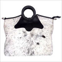 पाउच पर बहुरंगी बाल