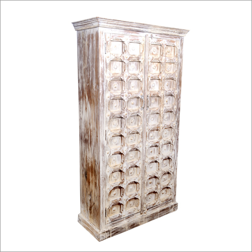 नक्काशीदार लकड़ी की आलमारी