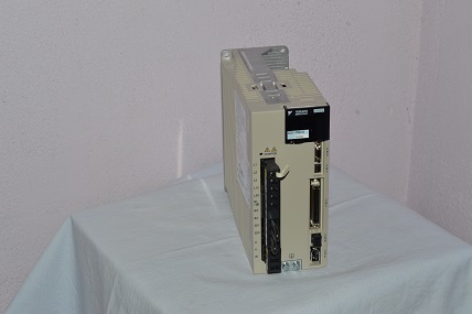 YASKAWA SERVO DRIVE SGDV - 7R6A01A की सहायता से सटीक गति नियंत्रण प्राप्त करें। यह उच्च दक्षता के साथ विभिन्न औद्योगिक अनुप्रयोगों में उपयोग किया जा सकता है।