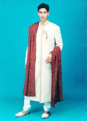 बेज रंग का पॉलिएस्टर शेरवानी