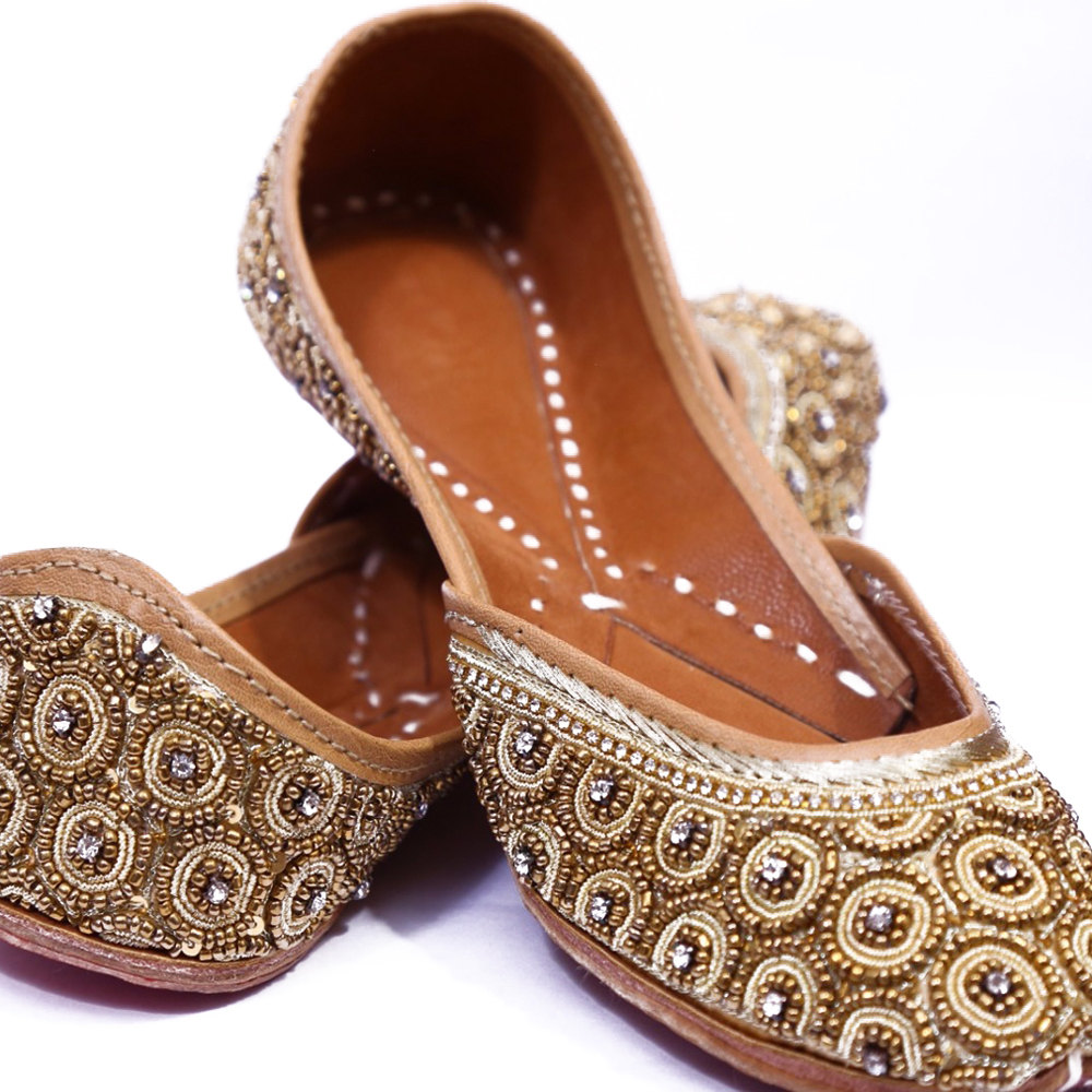 महिलाओं के लिए गोल्डन बीडेड जूटी हील का साइज़: फ्लैट