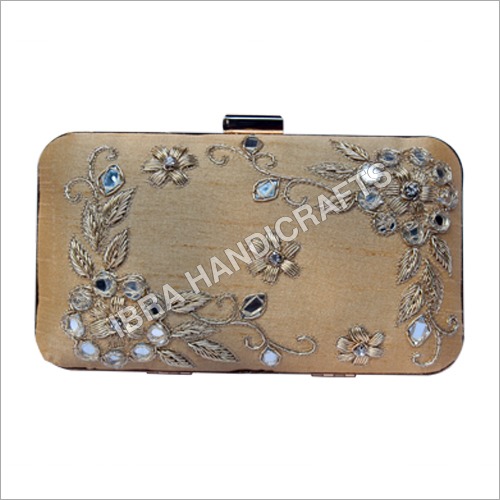 कढ़ाई वाला क्लच बैग