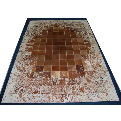 कार्पेट पर भूरे-सफेद बाल