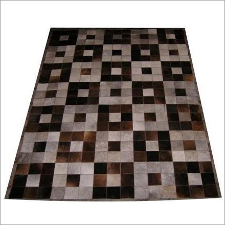 मल्टीपल डिज़ाइनर हेयर ऑन कार्पेट