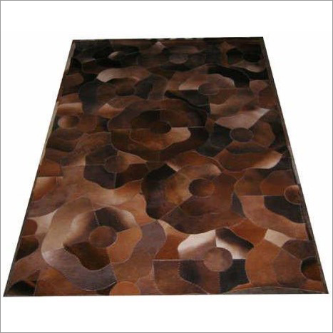 डिज़ाइनर रग कार्पेट पर भूरे बाल