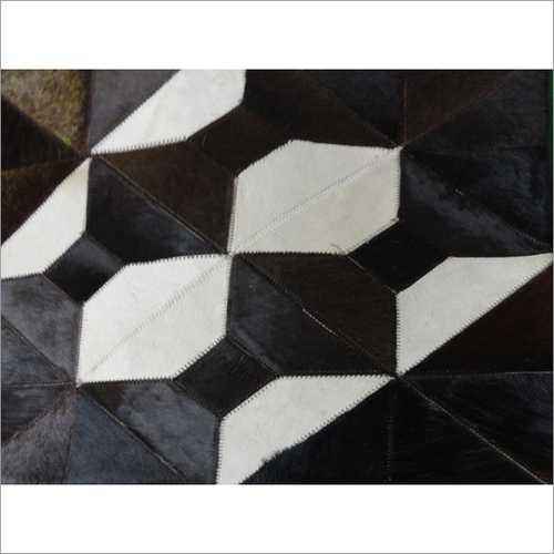 कुशन कवर पर मल्टीपल लेदर प्रिंटेड हेयर