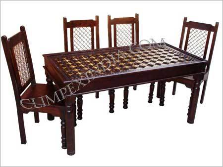 लकड़ी का खाने का टेबल