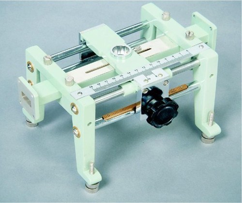 Slotted section with precision waveguide slotted line and probe-carriage