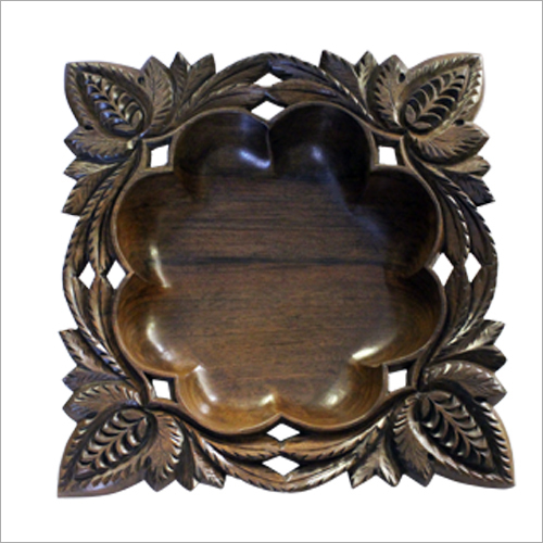 पत्ते के डिज़ाइन वाला उकेरा हुआ फल का कटोरा