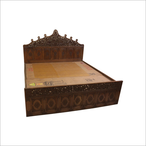 लकड़ी की नक्काशी वाला बिस्तर
