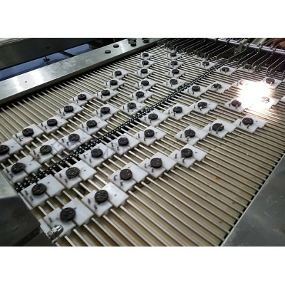 Four Lane Biscuit Sandwiching Machine With Row Multiplier Capacity: 60-1000 Kg/hr