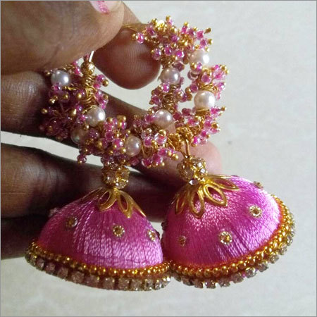 गुलाबी धागे के कान के झुमके