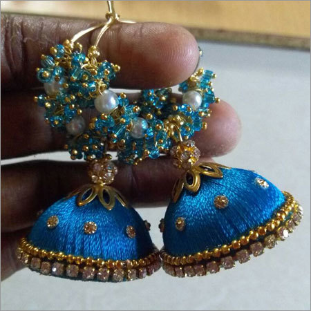 नीले रंग के धागे के फैंसी झुमके