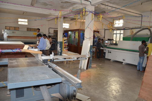 प्लाईवुड कटाई और एज बीडिंग कार्य