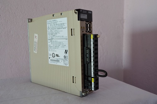 YASKAWA SERVO DRIVE 400 W