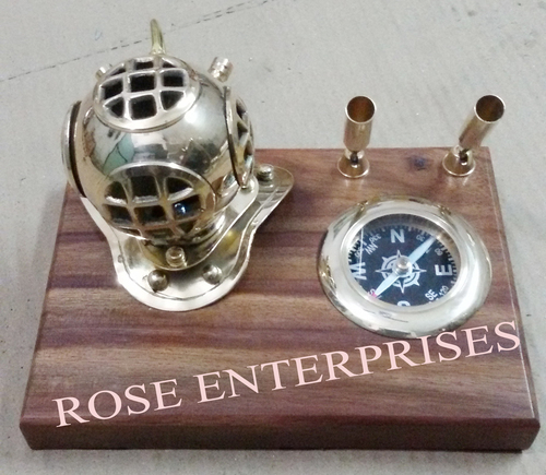 लकड़ी के बेस के साथ मैरीटाइम नॉटिकल ब्रास सी डाइवर का मिनी डाइविंग हेलमेट और पेन होल्डर का उपयोग: डेस्कटॉप आइटम