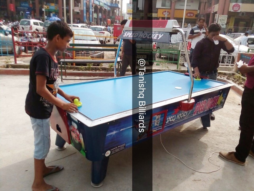 Regular Air Hockey Table - Dimension (L*w*h): 84 X 42 X 30 Inch (In)