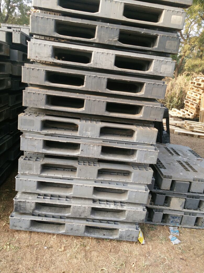 Industrial Plastic Pallets - High-density Polyethylene, 48" X 40" X 6", Smooth Black Finish, Load Capacity 4,000 Lbs, Temperature Resistant -40°f To 140°f
