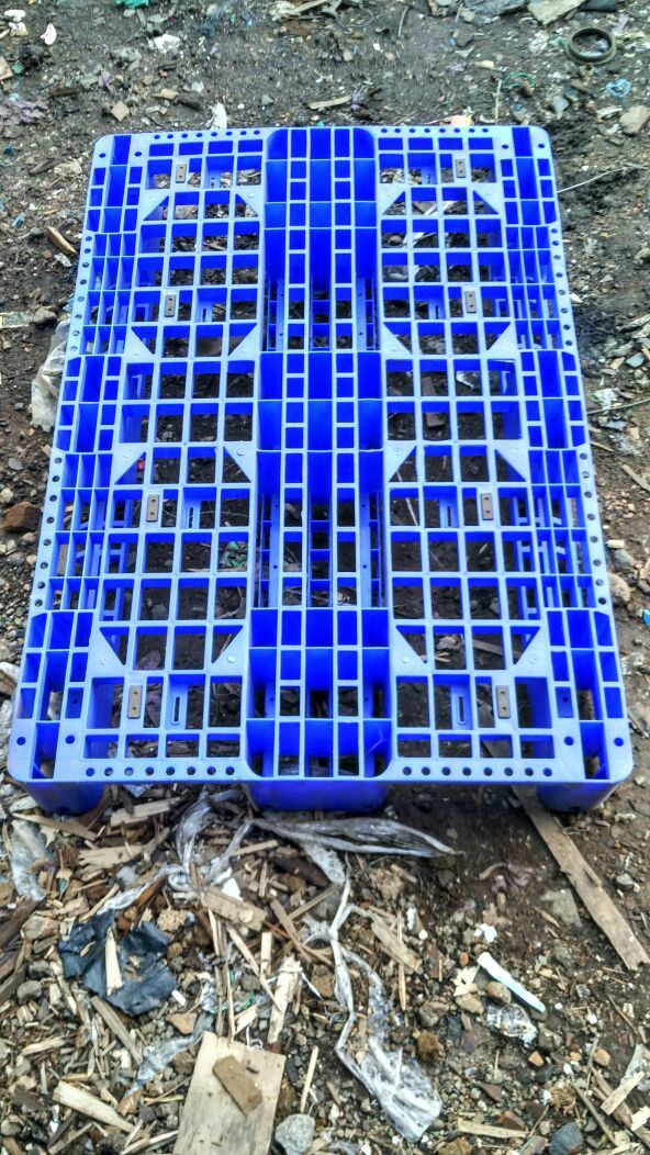 Industrial Plastic Pallets - High-density Polyethylene, 48" X 40" X 6", Smooth Black Finish, Load Capacity 4,000 Lbs, Temperature Resistant -40°f To 140°f