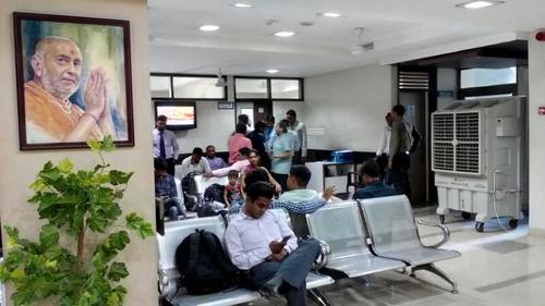 उद्योगिक व्यावसायिक एयर कूलर, जिसका उपयोग प्रतीक्षा क्षेत्र के लिए किया जाता है।