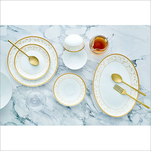 डिनर सेट पर डिज़ाइनर प्रिंटिंग