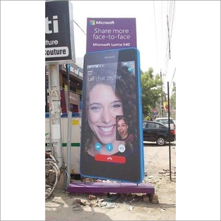 विशाल कटआउट स्टैंडीज़