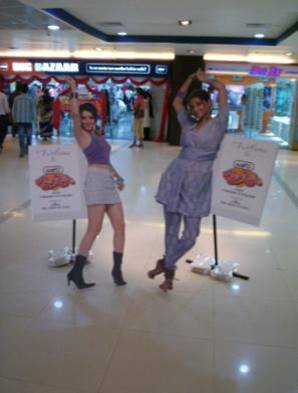 सनबोर्ड कटआउट स्टैंडी