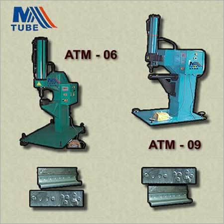 नएतम तकनीक के साथ अति-वেগी वायवीय क्लिंचिंग मशीन। यह मशीन उच्च गुणवत्ता की निर्माण प्रक्रियाओं के लिए डिज़ाइन की गई है।