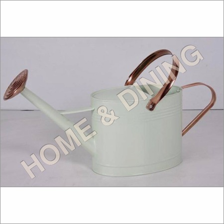 सफेद पेंट पानी डालने की कैन