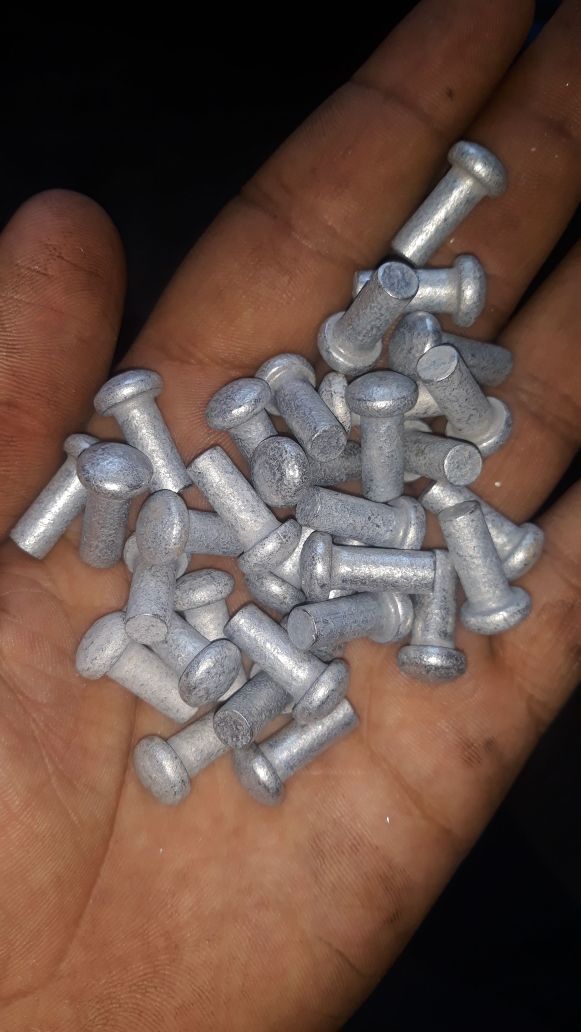 सॉलिड रिवेट्स