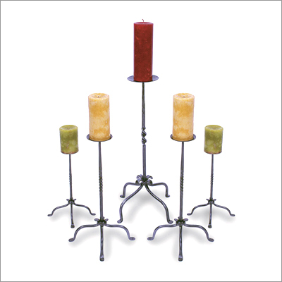 फोरज्ड आयरन स्टैंडिंग कैंडल होल्डर