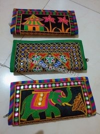 कढ़ाई हस्तनिर्मित महिलाओं का पर्स