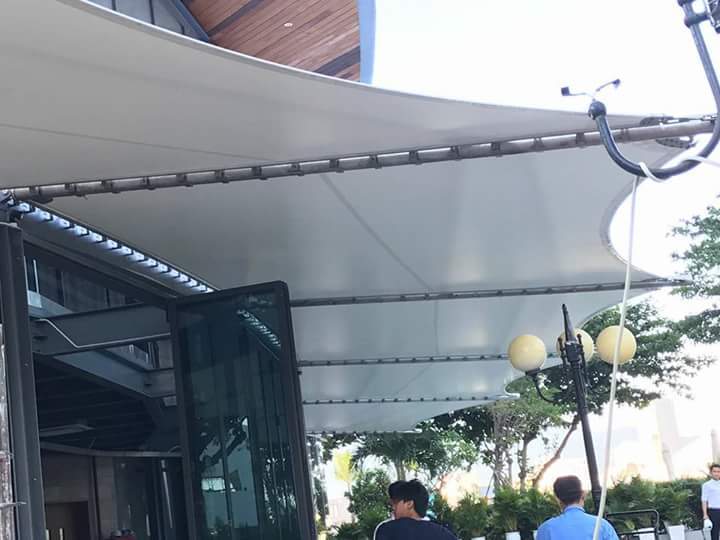 Parking Tensile - Container And Steel, Horizontal Open Style, White Color, Wooden Roof, Suitable For Hotels, Restaurants, Shops, And Warehouses