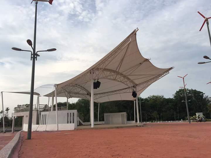 Parking Tensile - Container And Steel, Horizontal Open Style, White Color, Wooden Roof, Suitable For Hotels, Restaurants, Shops, And Warehouses