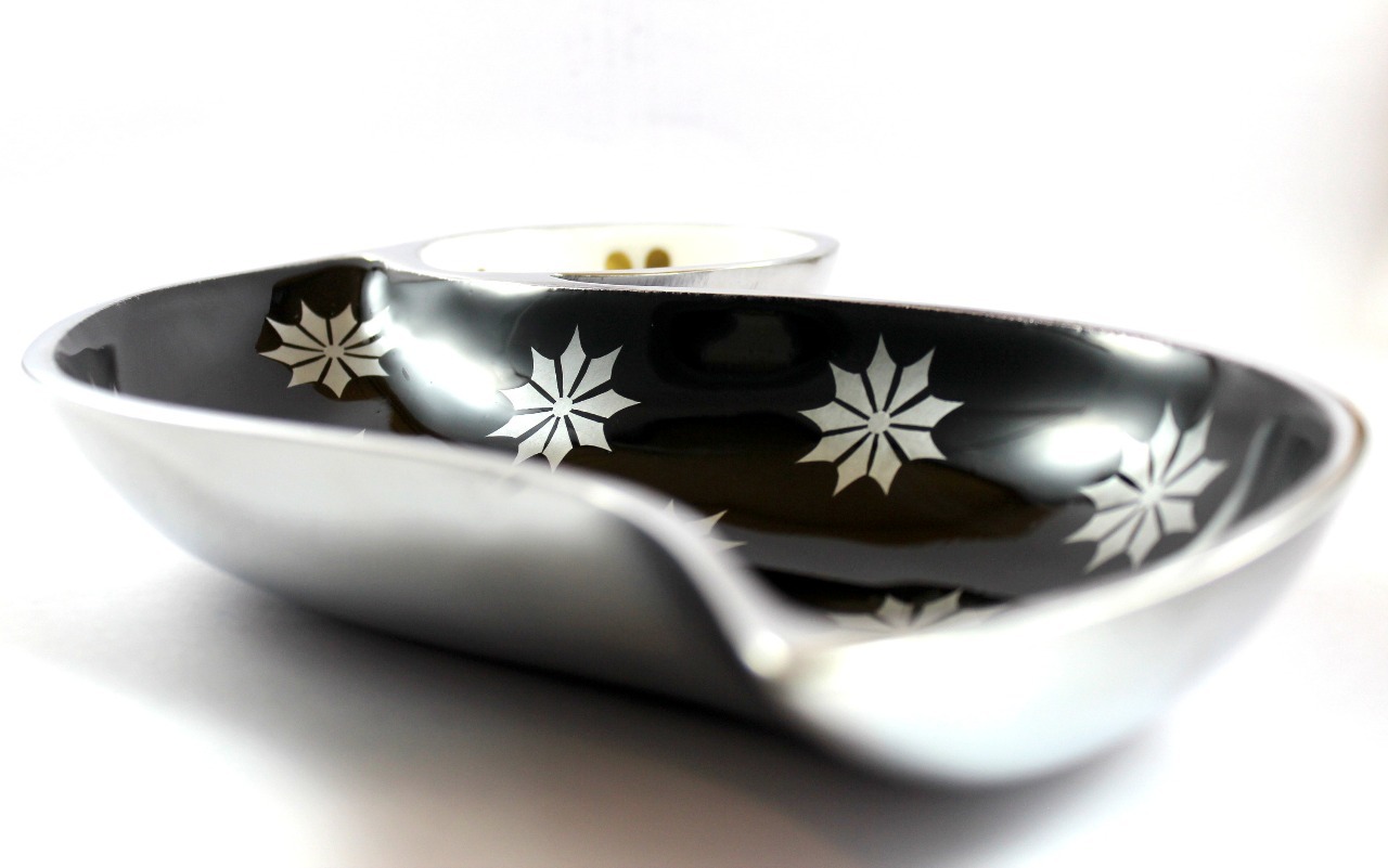 Chip And Dip Leaf Tray - Aluminum Alloy, 330.2mm Thick, Matte Black | Alluring Flowery Design, Compact Yet Spacious, Ideal For Snacks & Gifting