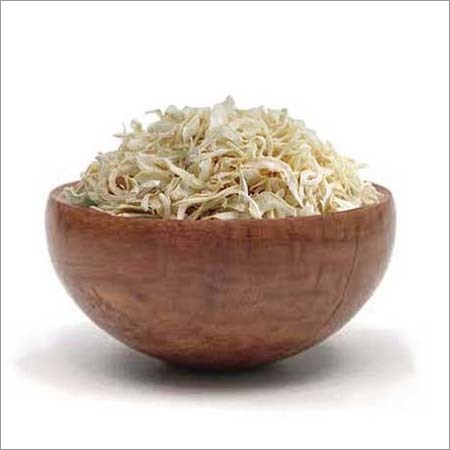 सूखे हुए सफेद प्याज के टुकड़े