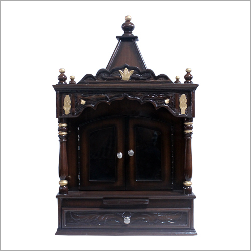 दरवाजे के साथ दीवार पर लटकने वाला लकड़ी का मंदिर