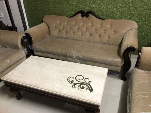 सोफा सेट के साथ सेंट्र टेबल
