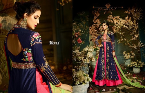 नीली और गुलाबी लंबी शाम के कपड़े