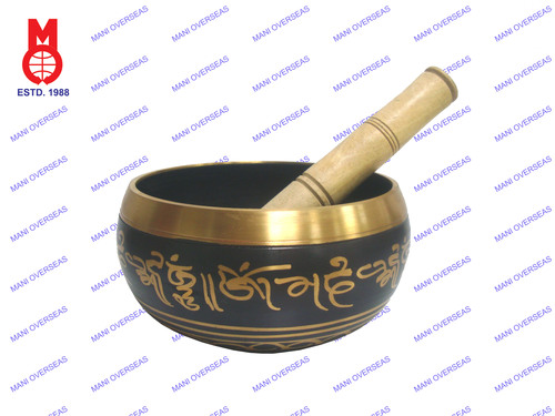 सुनहरी और काली पीतल की मूर्तियां