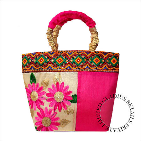 हाथ से बने कढ़ाई बैग