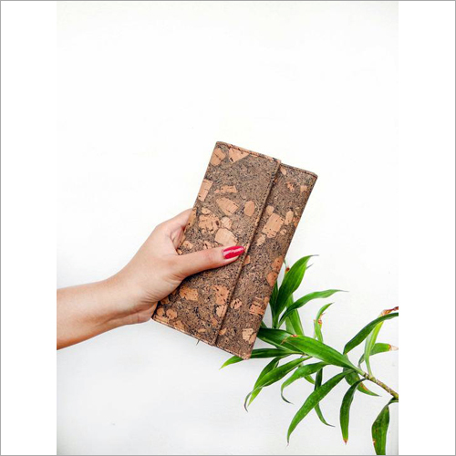 एसेंस ट्राईफोल्ड वॉलेट