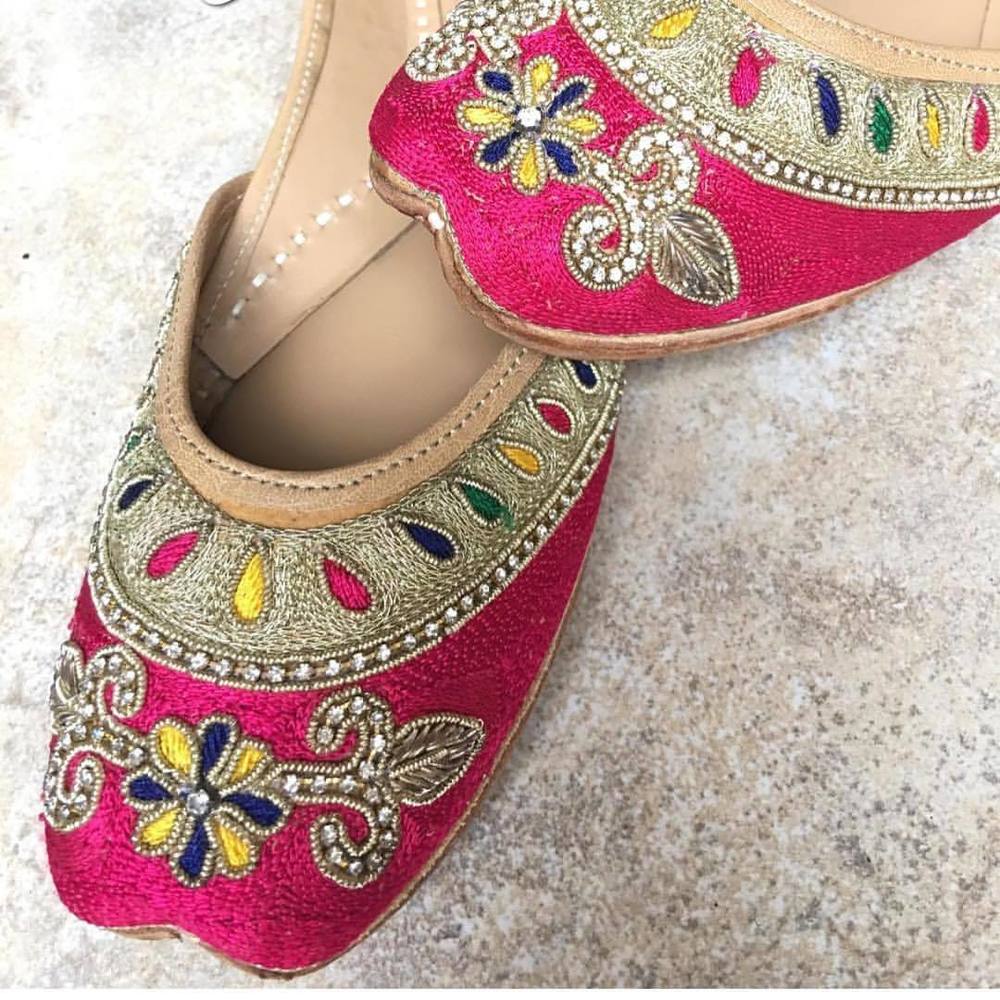 मेजेंटा मल्टी एम्ब्रॉएडर्ड जूती