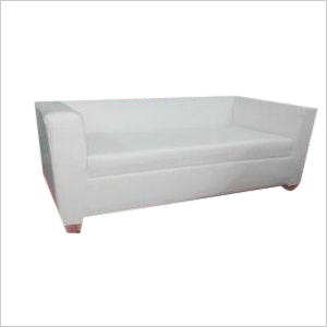 तीन सीटर सफेद सोफ़ा